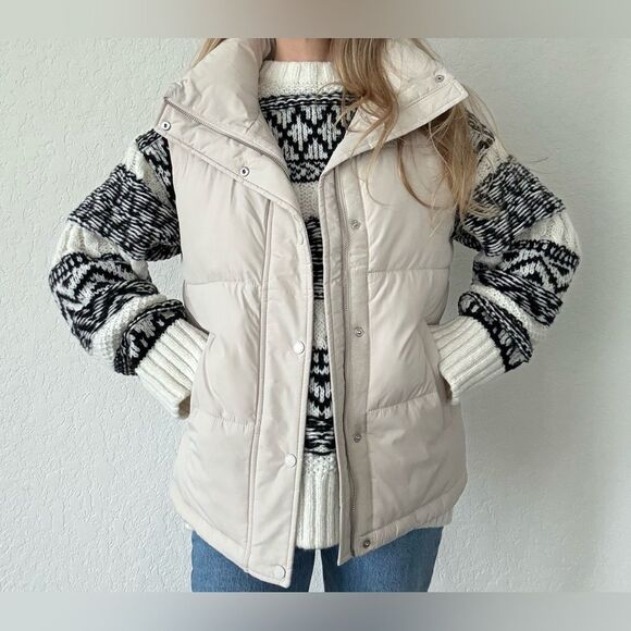 Abercrombie Cream Puffer Vest – Size Small - Picture 3 of 6